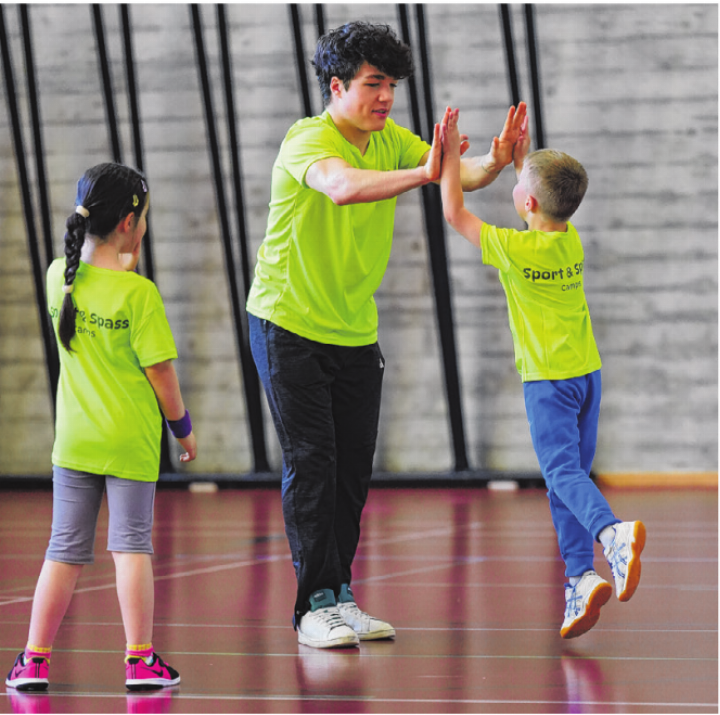 High Five: Timothy Falconnier klatscht die Kids nach einer erfolgreichen Übung ab.