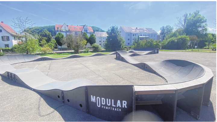 Der Pumptrack auf dem Hartplatz des Eisweiherareals.