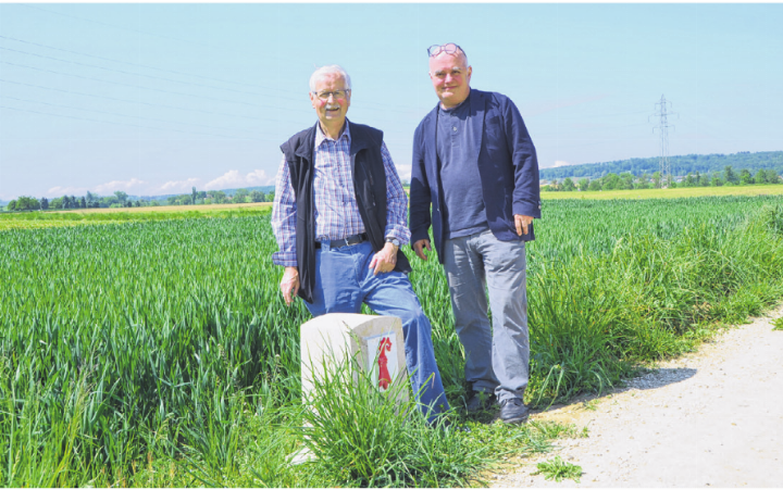 Theo Gschwind (links) und Kantonsgeometer Patrick Reimann freuen sich über die beiden neuen Grenzsteine auf der Kantonsgrenze zwischen Therwil und Witterswil. Foto: Redaktion BiBo