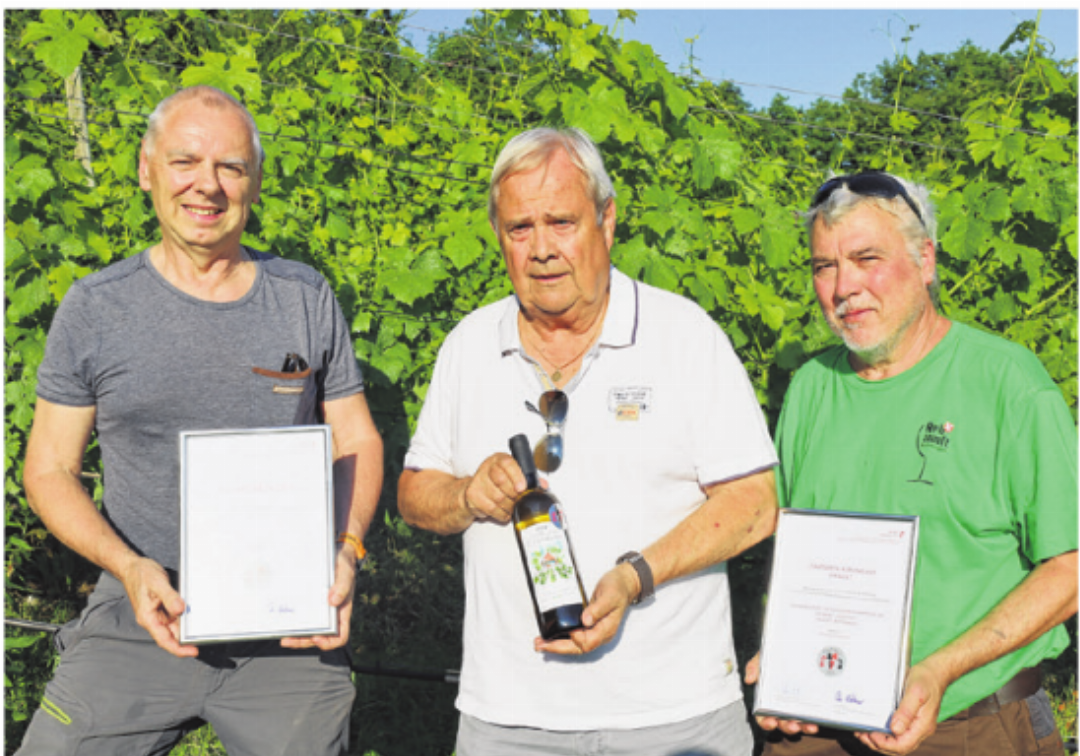 Vertreter der Rebzunft Bottmingen: Arthur Doppler, Franz Wunderer und Stephan Hirschi (von links) posieren mit dem Staatswein 2025. Foto: Alan Heckel Vertreter der Rebzunft Bottmingen: Arthur Doppler, Franz Wunderer und Stephan Hirschi (von links) posieren mit dem Staatswein 2025. Foto: Alan Heckel