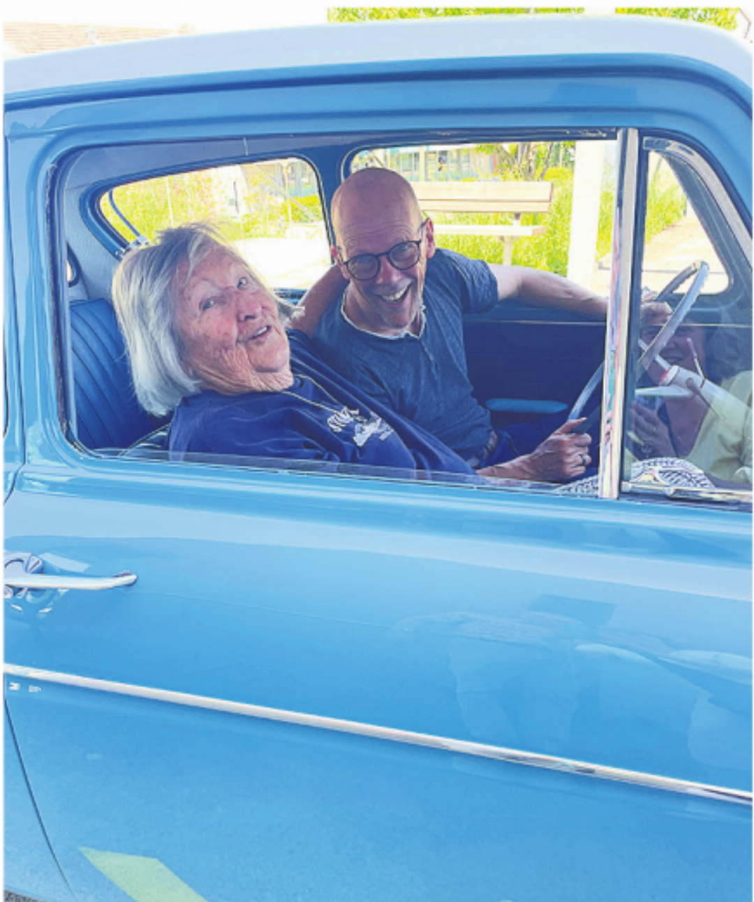 Links: Rolf Heinis, Fahrer, mit Bewohnerin Edith Kern, und rechts Frau Martha Nussbaumer, echte Därwilerin und 99erin … sie befindet sich im 99. Altersjahr. Links: Rolf Heinis, Fahrer, mit Bewohnerin Edith Kern, und rechts Frau Martha Nussbaumer, echte Därwilerin und 99erin … sie befindet sich im 99. Altersjahr.