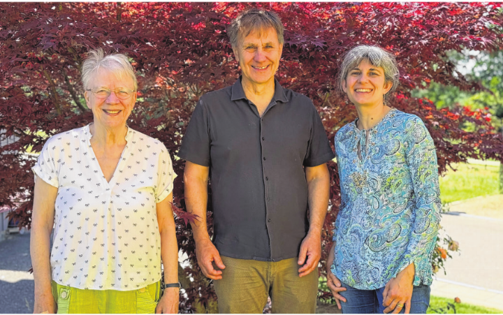 Kathrin Keller-Schuhmacher, Christian Lischer und Francesca Incocciati lernten sich 2022 kennen – heute sind sie Teil der Kerngruppe von «Ettige global». Foto: Nathalie Reichel