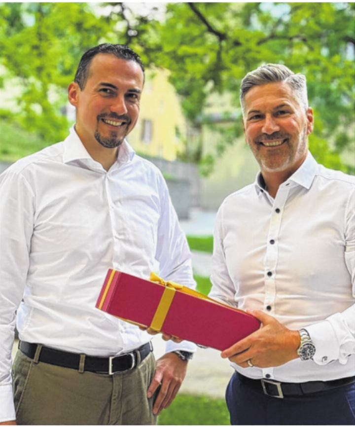 Präsident Adrian Müller (rechts) übergibt die Führung der Sektion an seinen Nachfolger Aurel Jeger.