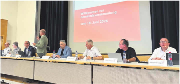 Trotz hochsommerlicher Temperaturen fanden zahlreiche Einwohnerinnen und Einwohner den Weg in die Wehrlinhalle. 
Fotos: Helena Quarck