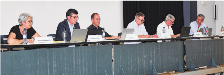 Der Gemeinderat steht Red und Antwort. V.l.n.r.: Claudia Degen Hettenbach, Philipp Schmid, Balz Staub (Geschäftsleiter), René Saner, Beat Zahno, Philipp Brugger.