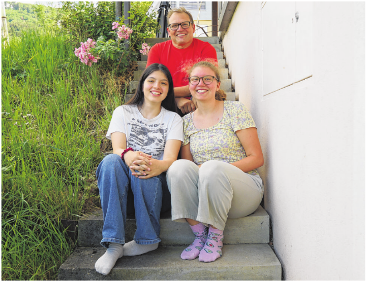 Martina Gonzalez (links) verbrachte elf Monate als Gastschülerin bei Sophie und Christoph Rippstein in Ettingen. Foto: Tobias Gfeller
