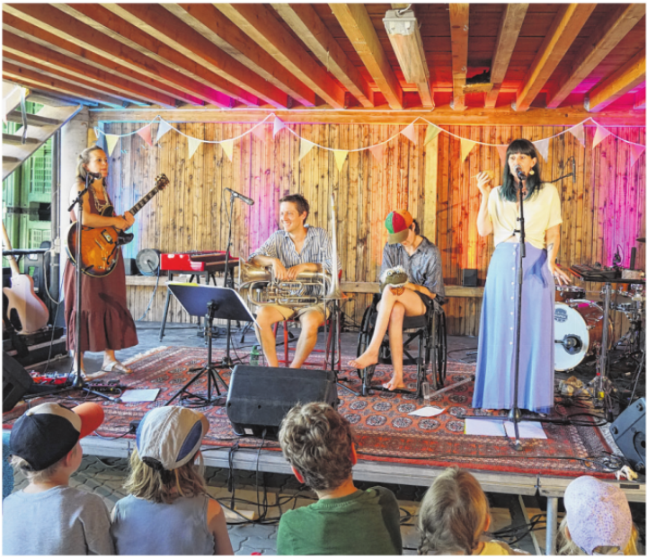 Das Kinderkonzert Bottmingen auf dem Mathis-Hof begeisterte Gross und Klein, hier zu sehen die Bands «dr Schnuu und sini Tierli» (links) und «Who is Gina».
Fotos: Tobias Gfeller Das Kinderkonzert Bottmingen auf dem Mathis-Hof begeisterte Gross und Klein, hier zu sehen die Bands «dr Schnuu und sini Tierli» (links) und «Who is Gina».
Fotos: Tobias Gfeller