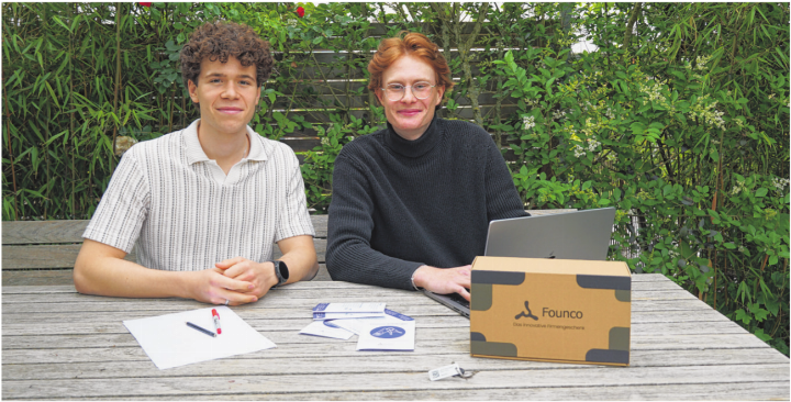 Founco Schlüsselanhänger. Eneas Vogel (links) und Yanis Plüss (rechts). Foto: Tobias Gfeller