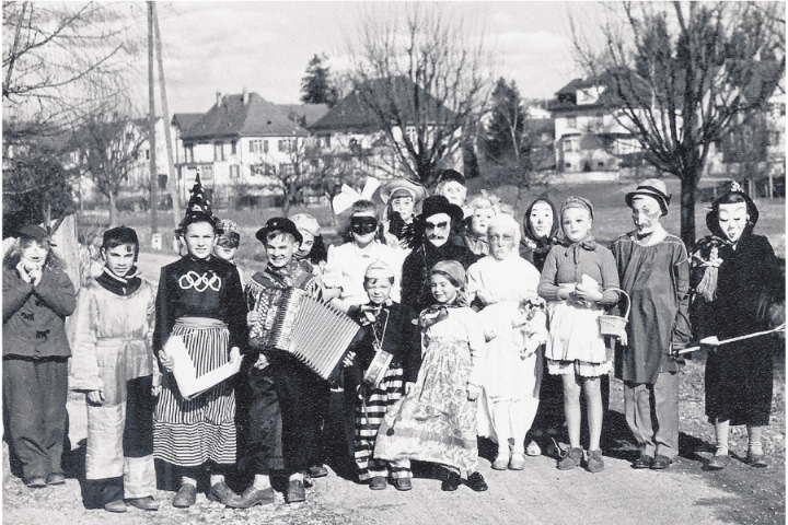 Kinderfasnacht 1954. Foto Quelle AltOberwil Kinderfasnacht 1954. Foto Quelle AltOberwil