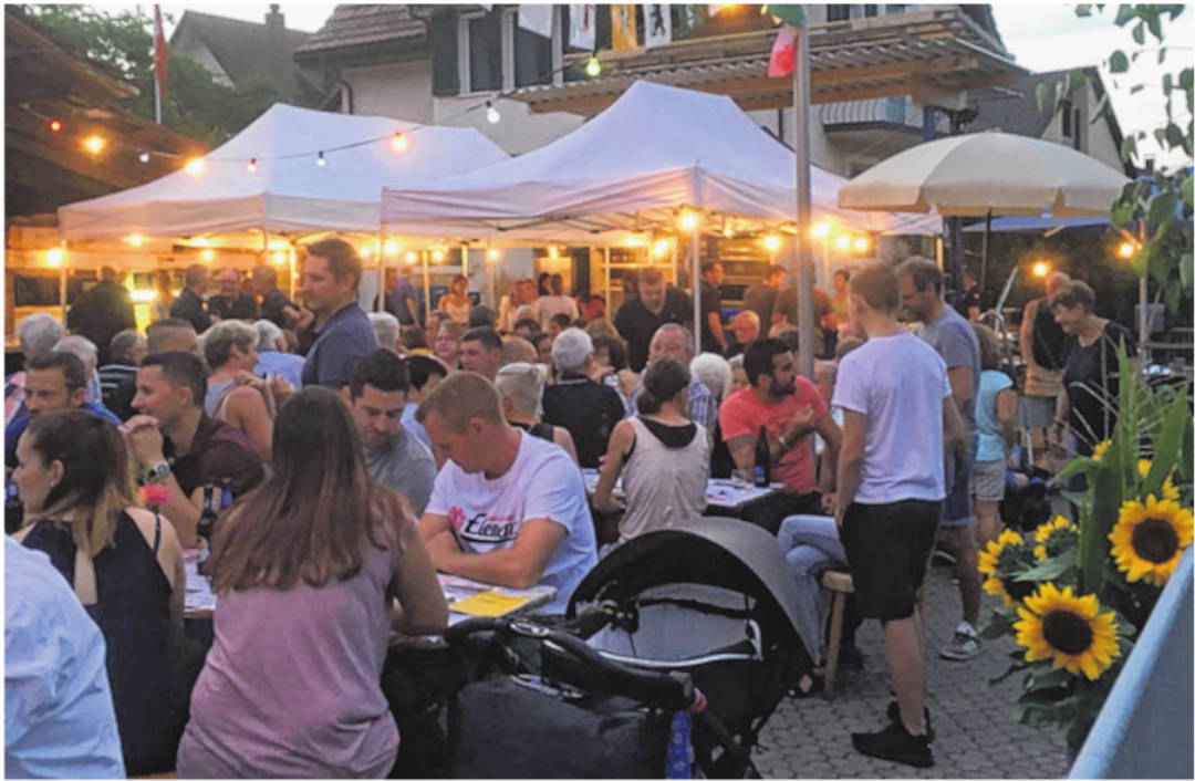Die Stimmung hält bis spät in den Abend an.
Fotos: Männerchor Die Stimmung hält bis spät in den Abend an.
Fotos: Männerchor