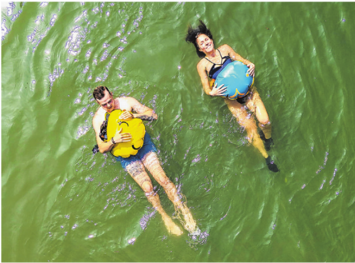 Bunte Wickelfische prägen das Bild am Rhein und sind längst zu einem Symbol der Basler Badekultur geworden. 
Fotos: zVg