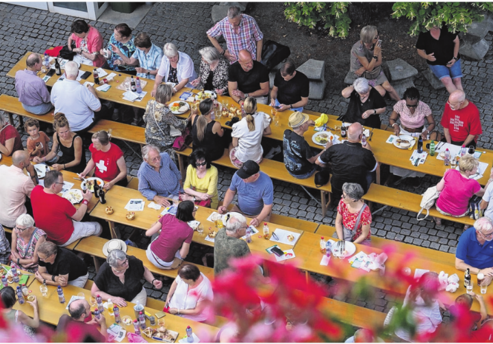 Sommerliche Stimmung und viele gut gelaunte Gäste: Die Therwiler Bundesfeier war auch in diesem Jahr bestens besucht. Foto: Gregor Szyndler Sommerliche Stimmung und viele gut gelaunte Gäste: Die Therwiler Bundesfeier war auch in diesem Jahr bestens besucht. Foto: Gregor Szyndler