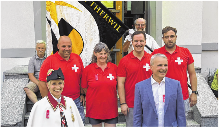 Weibelin, Beat Jans (vorne) und das OK-Komitee der Bundesfeier: Daniel Gschwind, Christine Brodbeck, Simon Feigenwinter und Martin Kleiber. Jürg Schertenleib hält die Fahne und ein Festbesucher ist auch im Bild. Weibelin, Beat Jans (vorne) und das OK-Komitee der Bundesfeier: Daniel Gschwind, Christine Brodbeck, Simon Feigenwinter und Martin Kleiber. Jürg Schertenleib hält die Fahne und ein Festbesucher ist auch im Bild.