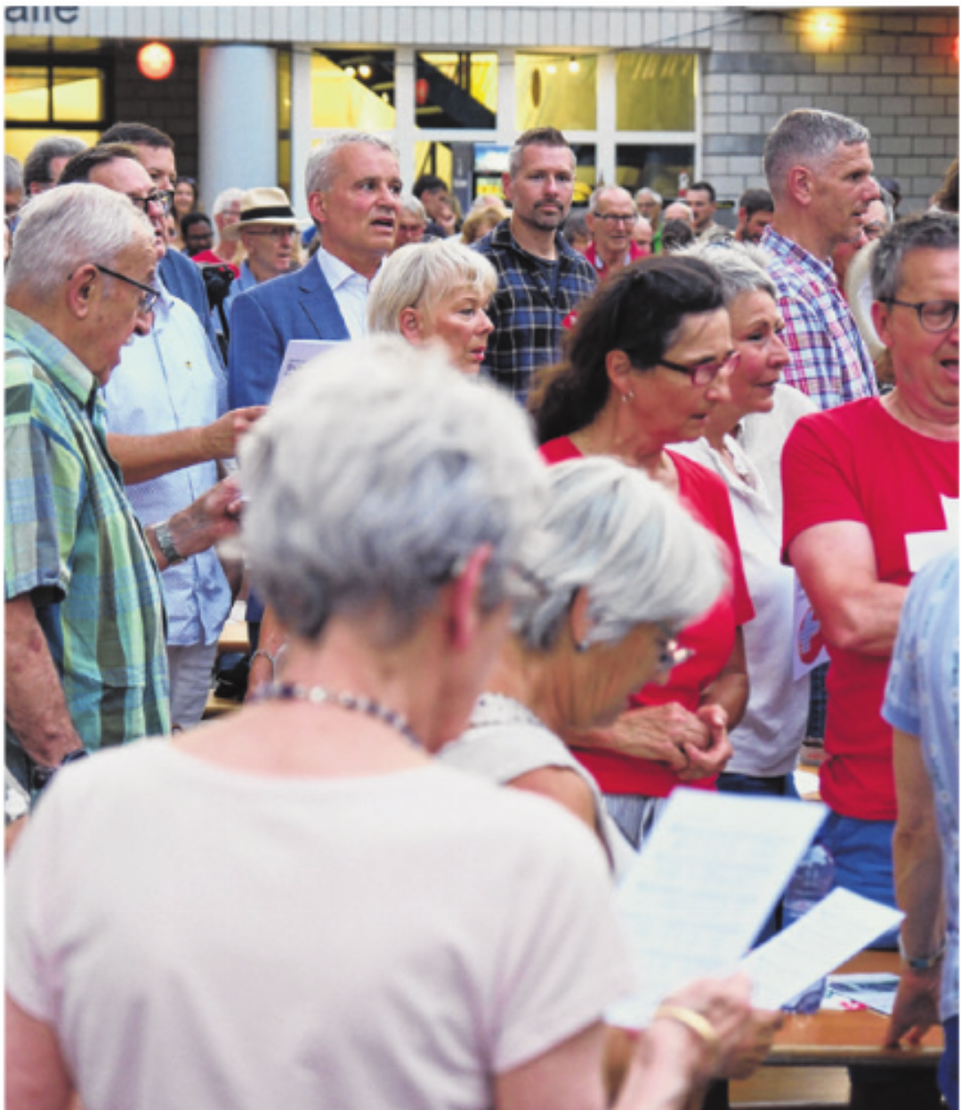 Beim Singen der Nationalhymne. Beim Singen der Nationalhymne.