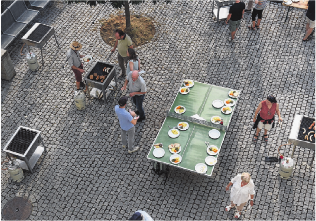Der Pingpongtisch wurde umfunktioniert. Dank Gasgrill durften auch Würste und Steaks gebrutzelt werden. Der Pingpongtisch wurde umfunktioniert. Dank Gasgrill durften auch Würste und Steaks gebrutzelt werden.
