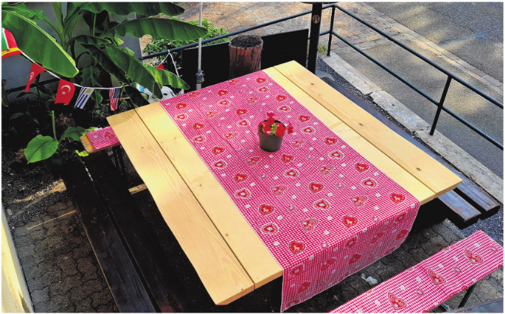 Der neue Gartentisch im neu gestalteten Garten.