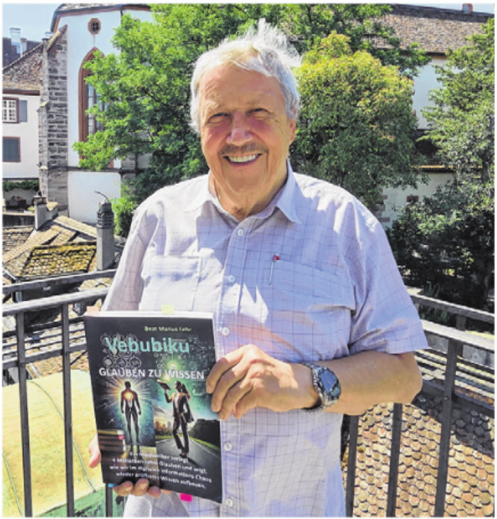 Beat Fehr mit seinem Buch «Vebubiku – glauben zu wissen». Foto: Brooke Keller