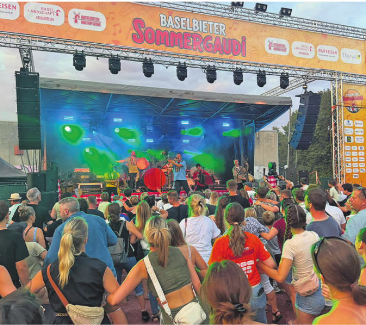 Heimatliebi und Stubete Gäng liessen es am Baselbieter Sommergaudi in Therwil ordentlich krachen. 
Fotos: Navara Saladin
