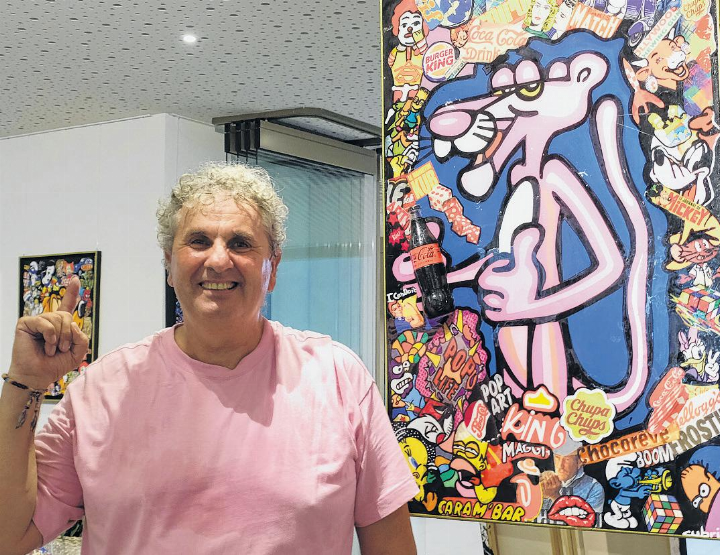 Cubrix neben dem 3-D-Bild «Pink Panther Cola». Foto: Thomas Brunnschweiler