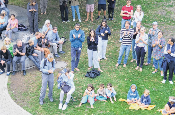 Zahlreiche Besucherinnen und Besucher geniessen das Jubiläumskonzert.