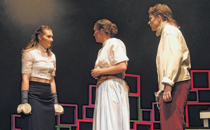 Das Schultheater des Gymnasiums Oberwil bringt mit «World of Salem» Arthur Millers «Hexenjagd» in die digitale Gegenwart. Zwischen virtueller Welt, Angst und Verdächtigungen verschwimmen dabei die Grenzen zwischen Bühne und Publikum.  Fotos: Patrick Deslarzes