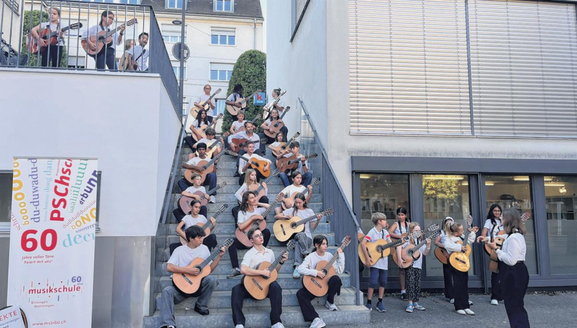 Gitarren-Flashmob «60 Gitarren für 60 Geburtstagskerzen» - Das Bild wird blockiert. – Möglicherweise durch einen aktiven Adblocker.