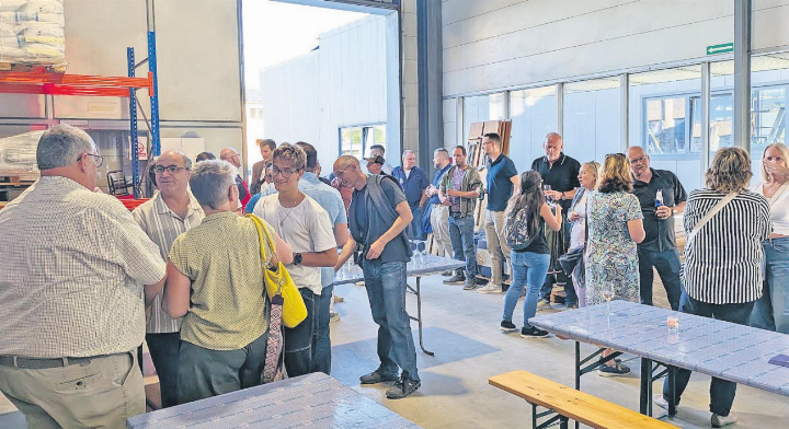 Beim Apéro in den Hallen der Firma Estrella wird auf das 40-Jahr-Jubiläum von KMU Ettingen angestossen.
