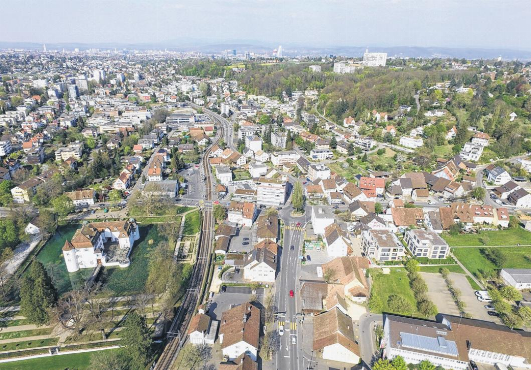 Bottmingen von oben: Wie – und wo? – soll es weitergehen? Fotos: zVg Bottmingen von oben: Wie – und wo? – soll es weitergehen? Fotos: zVg