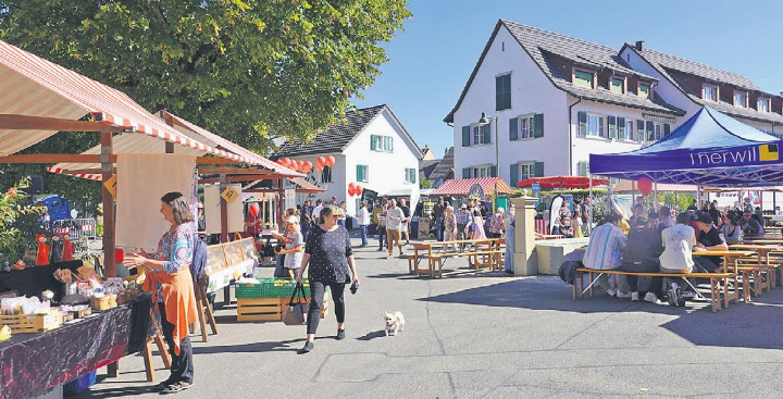 Der Therwiler Herbstmarkt sorgt für eine besondere Atmosphäre. Foto: Tobias Gfeller