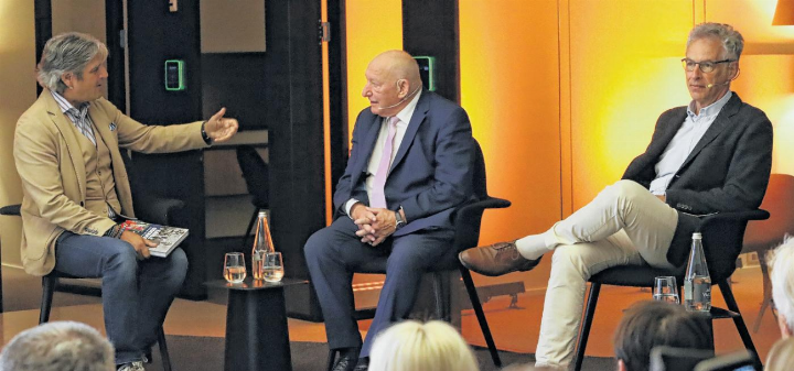 Moderator Dani von Wattenwyl plauderte mit Karl Odermatt und Autor Florian Blumer (von links) über die neue Biografie der Fussballlegende. Foto: Alan Heckel