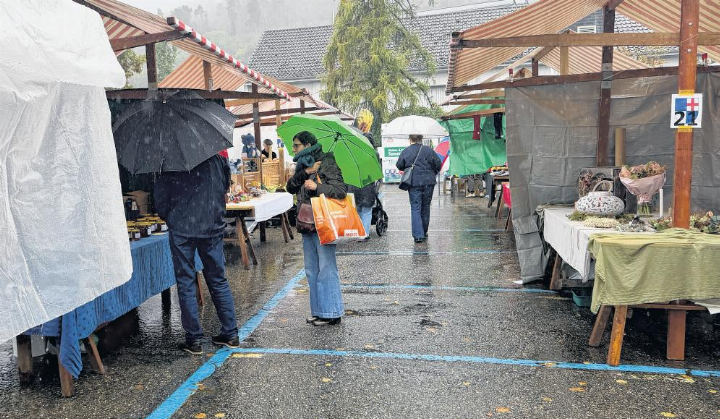 Trotz Dauerregen liessen sich die Standbetreibenden und Gäste die Stimmung am Ettinger Guggermärt nicht verderben. Foto: Axel Mannigel