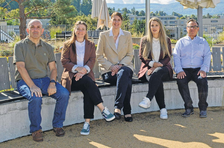 Die aktuelle Geschäftsleitung von DREILINDEN (v. l. n. r.): Claudio Carpi, Bereichsleiter Finanzen / Administration, Jennifer Svoboda, Bereichsleiterin Betreuung und Pflege, Sabine Waldner, Vorsitzende der Geschäftsleitung, Nina Bell Vargas, Bereichsleiterin Hotellerie, Remy Erles, Bereichsleiter Gebäudemanagement. Fotos: zVg