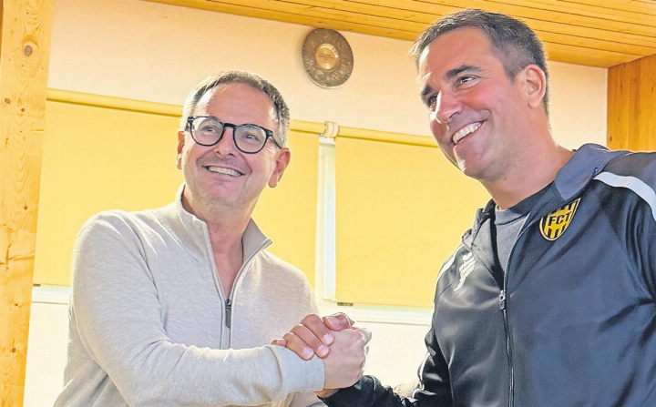 Mit Freude in die Zukunft: Therwils Gemeindepräsident René Saner (l.) und Manuel Heitz, Präsident des FC Therwil, anlässlich des 80-Jahr-Jubiläums. Foto: Axel Mannigel