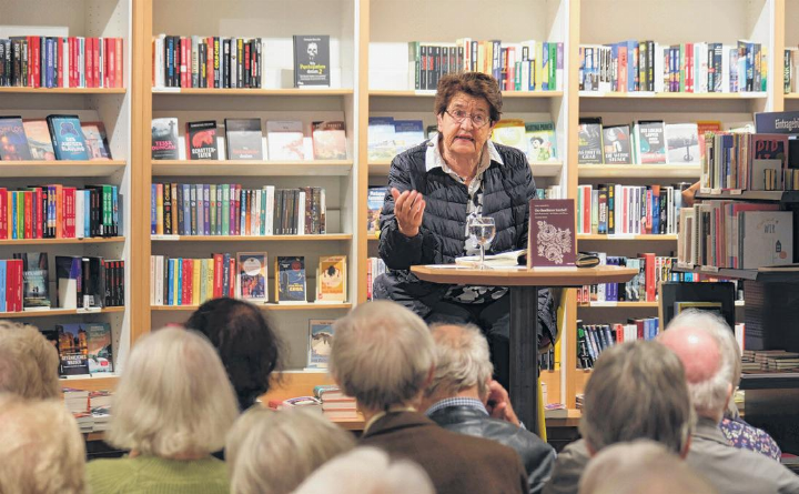 Helen Liebendörfer bei der Premierenlesung ihres neuen Romans «Der Baselbieter Gotthelf» in der Buchhandlung Bider & Tanner in Basel.  Fotos: Gregor Szyndler